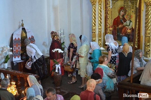 Як в Луцьку святять яблука. ФОТО