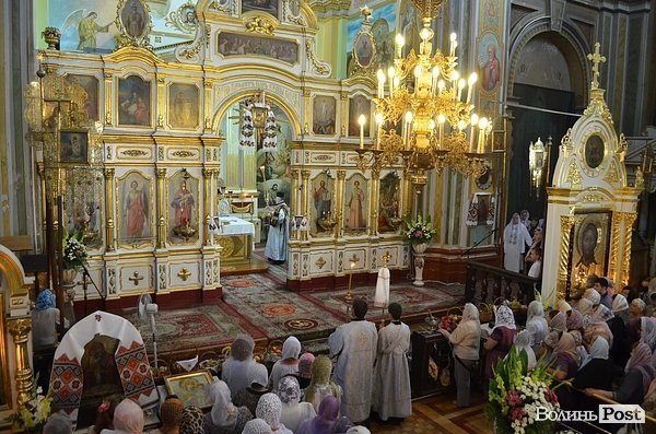Як в Луцьку святять яблука. ФОТО