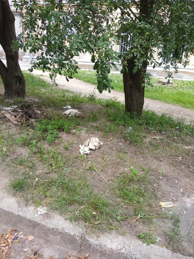 «Немає сил на це дивитися»: луцький двір засипали сміттям. ФОТО