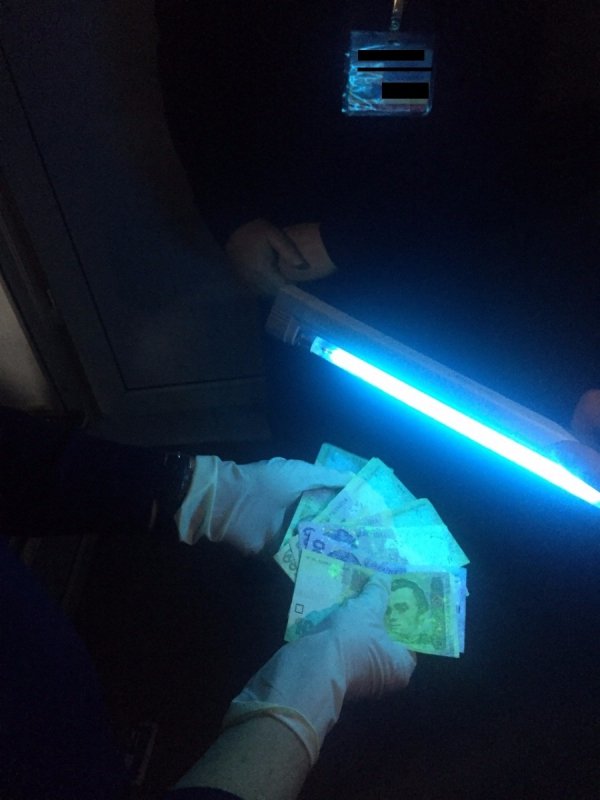 Старшого інспектора митного посту «Мостиськ» Львівської митниці спіймано на хабарі. ФОТО