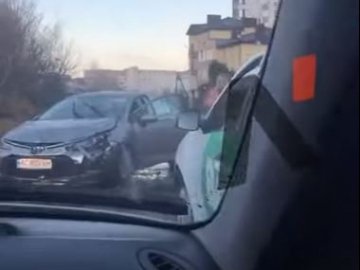 Під Луцьком зранку «Тойота» влетіла в таксі. ВІДЕО
