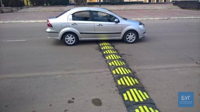 Під вікнами мерії в Нововолинську встановили «лежачого поліцейського»