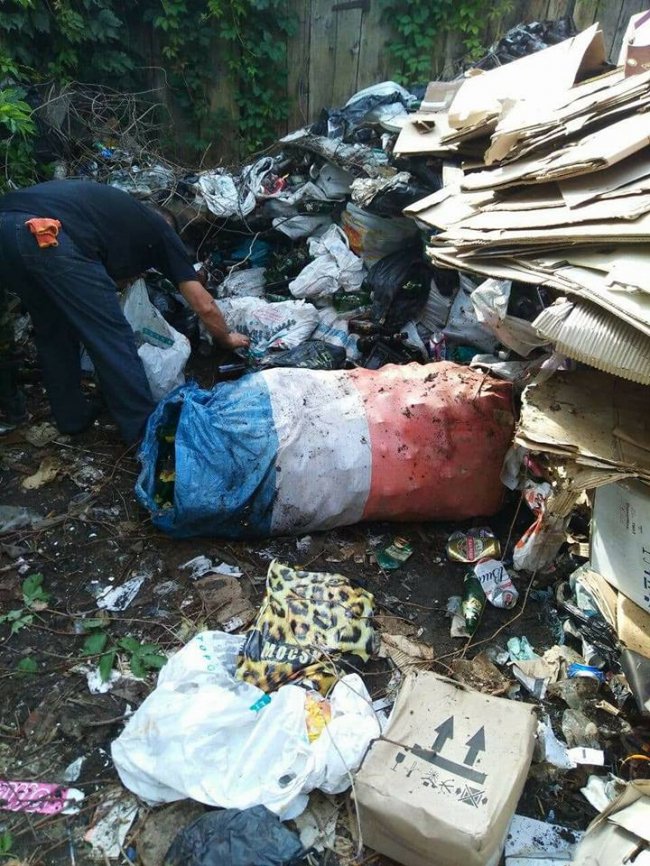 Антисанітарія та купи мотлоху: лучани влаштували «звалище» у власному дворі