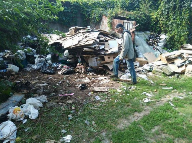 Антисанітарія та купи мотлоху: лучани влаштували «звалище» у власному дворі