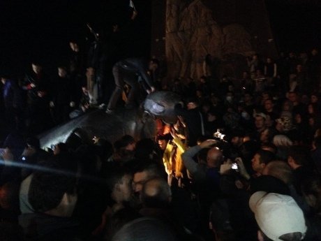 У Харкові влада звалила пам'ятник Іллічу. ФОТО. ВІДЕО