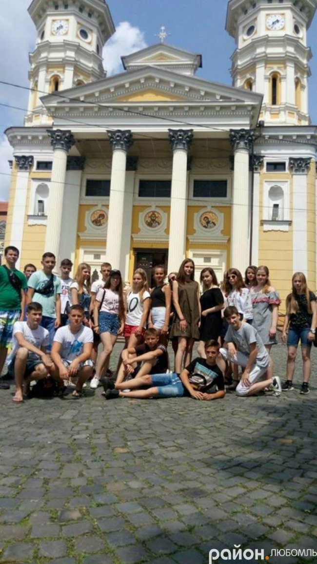 Любомльські дев'ятикласники проміняли випускні сукні на краєвиди у горах