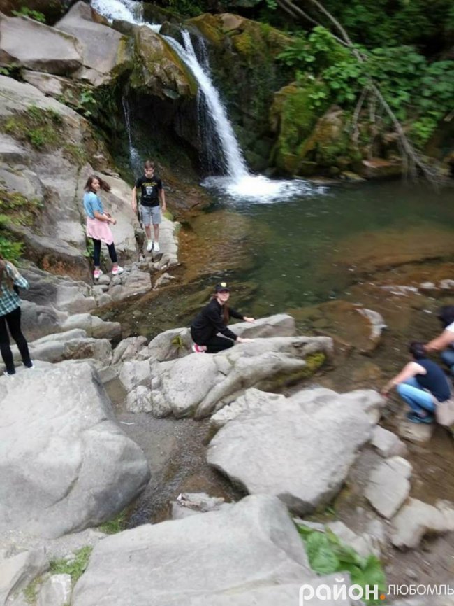 Любомльські дев'ятикласники проміняли випускні сукні на краєвиди у горах