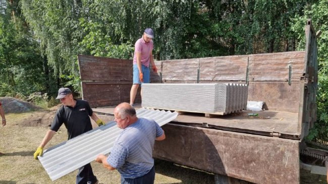 У Сарнах на Рівненщині відновлюють будівлі, які постраждали після вчорашніх ракетних ударів росіян