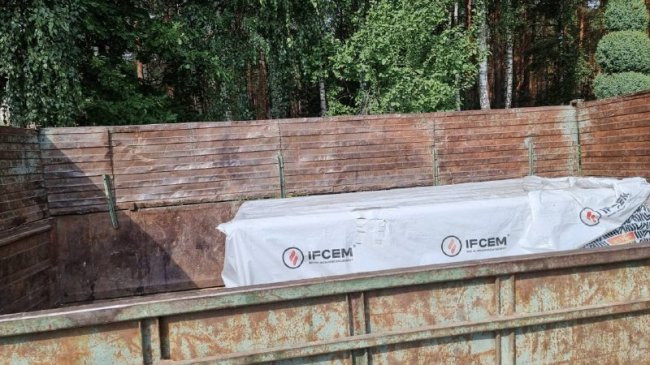 У Сарнах на Рівненщині відновлюють будівлі, які постраждали після вчорашніх ракетних ударів росіян