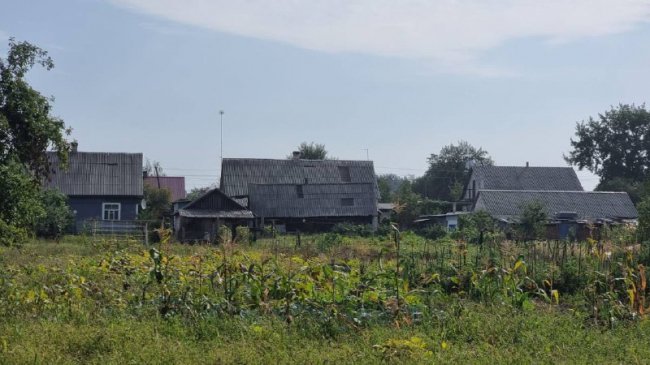 У Сарнах на Рівненщині відновлюють будівлі, які постраждали після вчорашніх ракетних ударів росіян
