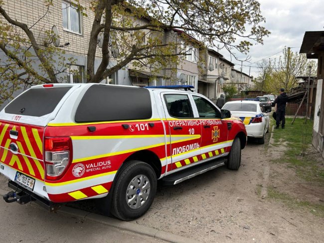 На Волині із зачиненої квартири визволили дворічного малюка. ФОТО