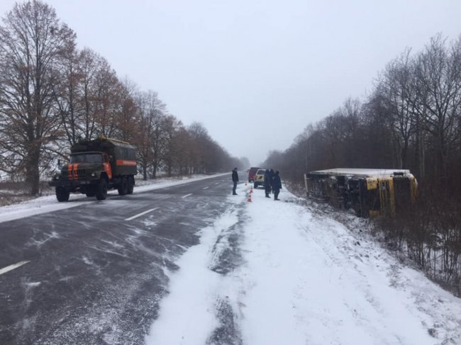 На Волині через ожеледицю перевернулася фура. ФОТО