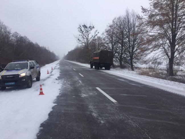 На Волині через ожеледицю перевернулася фура. ФОТО