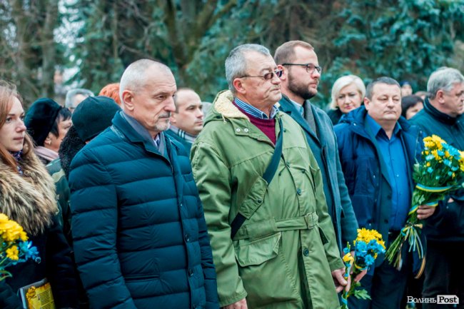 Квіти, сльози і свічки: у День Гідності та Свободи лучани вшанували пам'ять полеглих