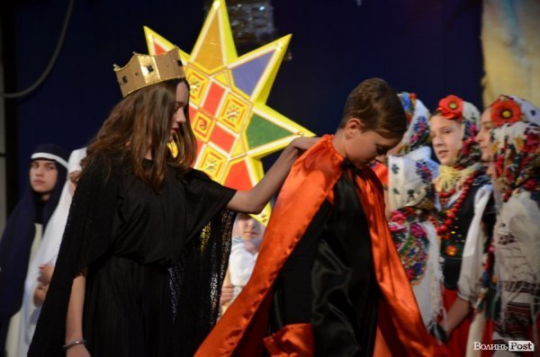 Віншування, янголи і різдвяне тепло: у Луцьку колядував фестиваль вертепів