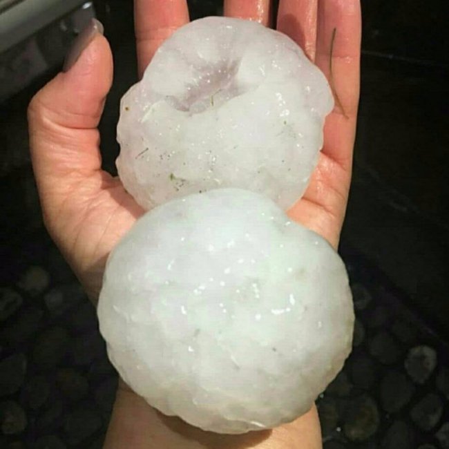 Розбиті вікна, потрощені балкони: на Житомирщині падав аномальний град