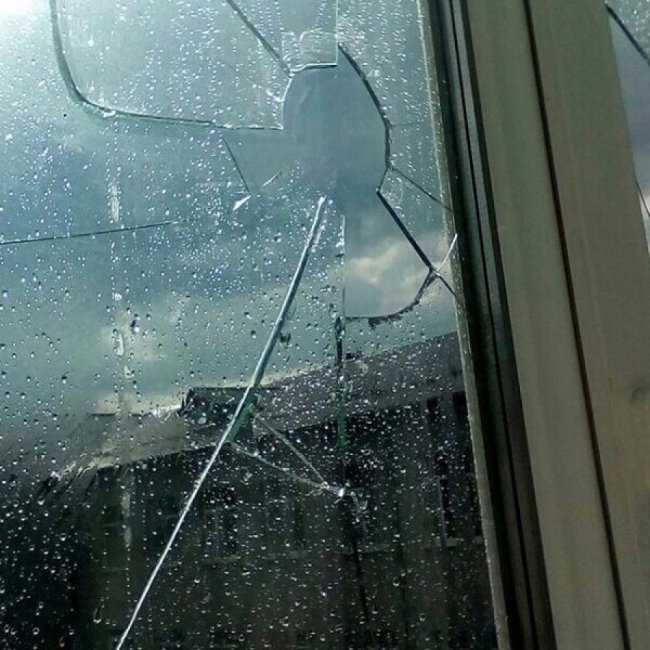 Розбиті вікна, потрощені балкони: на Житомирщині падав аномальний град