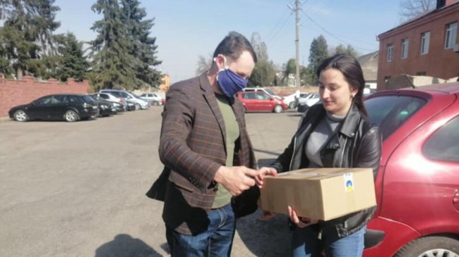 «Важливо пам'ятати»: на Волині родини Героїв Іловайська отримали продуктові набори