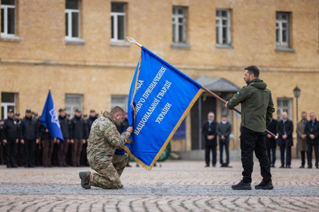 Зеленський вручив 20 БрОП «Любарт» бойовий прапор. ФОТО