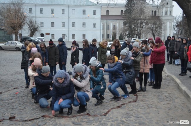 Площа перед замком у Луцьку стала помаранчевою. ФОТО