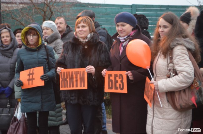 Площа перед замком у Луцьку стала помаранчевою. ФОТО