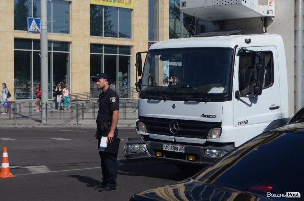 Біля ЦУМу ДТП: не розминулися дві автівки. ФОТО