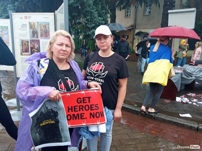 «Маємо боротися за них, як вони за нас»: у Луцьку родини полонених «азовців» влаштували акцію. ФОТО