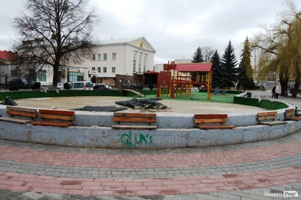 У квітні 2012-го демонтували дитяче містечко, яке прикривало «корито»