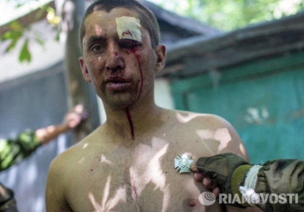 У Шахтарську бойовики фотографуються на фоні мертвих українських військових. ФОТО. ВІДЕО