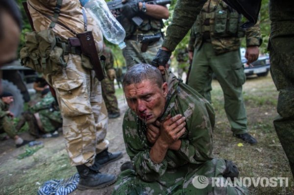 У Шахтарську бойовики фотографуються на фоні мертвих українських військових. ФОТО. ВІДЕО