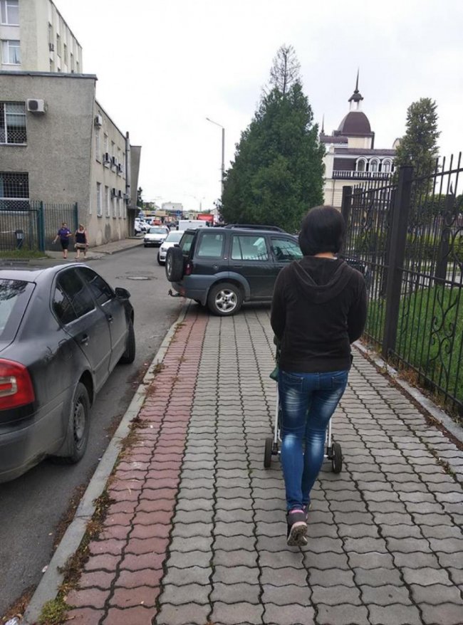 Автохами перегородили машинами тротуар у Луцьку