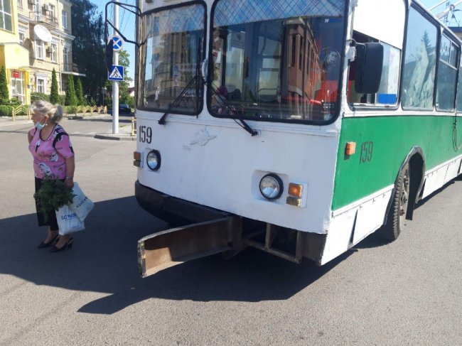 У Луцьку водійка Audi хотіла «проскочити» та пошкодила тролейбусу бампер. ФОТО