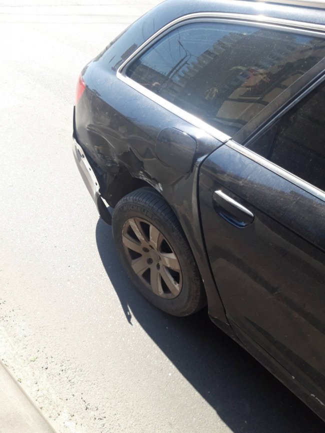 У Луцьку водійка Audi хотіла «проскочити» та пошкодила тролейбусу бампер. ФОТО