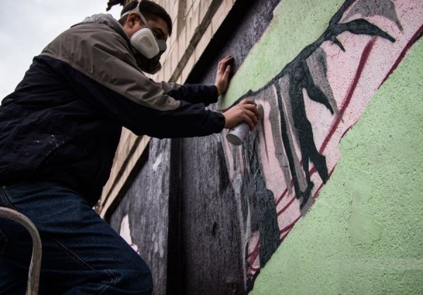 Художник, який обмалював Луцьк котами, завершив равлика. ФОТО