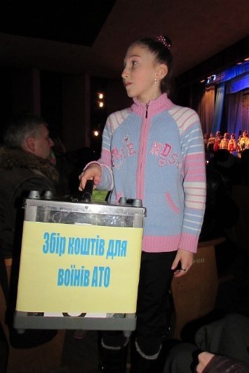 У Володимирі-Волинському діти колядували заради армії. ФОТО