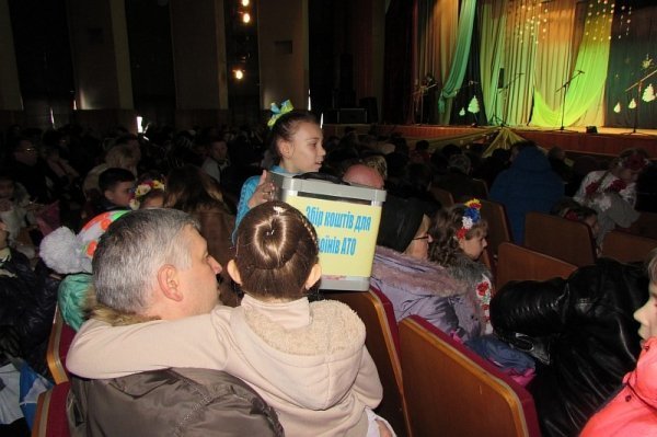 У Володимирі-Волинському діти колядували заради армії. ФОТО