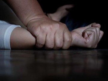 Волинянин отримав 15 років в`язниці за зґвалтування 12-річної доньки  