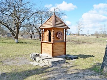 На Волині селяни допомогли священнику облагородити криницю і храм. ФОТО