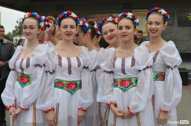 Від мініатюрних тістечок до величезних гойдалок: у центрі Луцька – свято професійної освіти. ФОТО