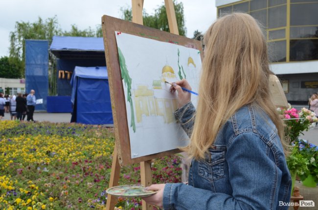 Від мініатюрних тістечок до величезних гойдалок: у центрі Луцька – свято професійної освіти. ФОТО