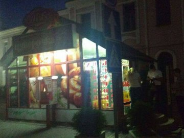 У луцькій «Цукерочці» не все так солодко: муніципали «зловили» магазин на забороненій торгівлі