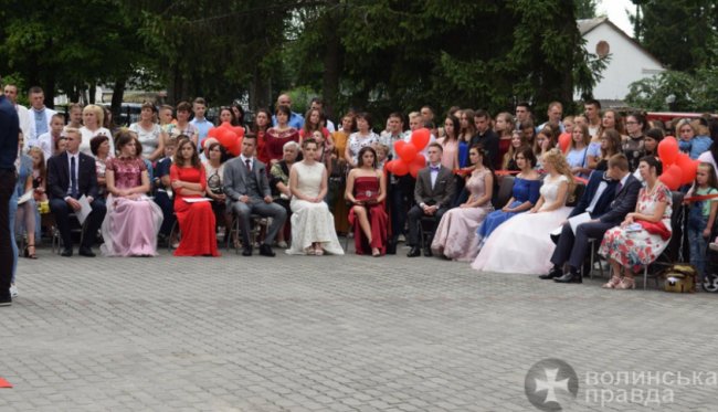 У стилі «кіно»: старовижівські учні оригінально «відгуляли» випускний. ФОТО