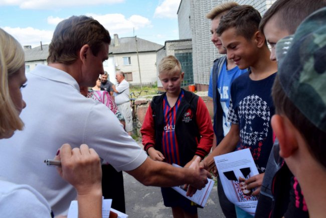 «Збудуєте школу – назвемо на вашу честь!» – жителі Шацького району зустрічали Степана Івахіва*