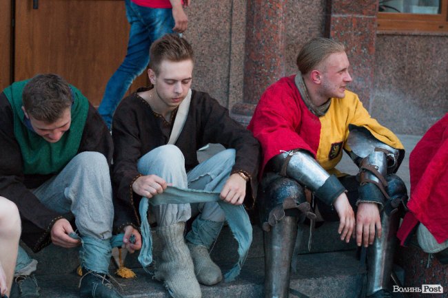 Середньовічні сукні, лицарські обладунки і давні забави: «Князівський бенкет» у Луцьку. ФОТО