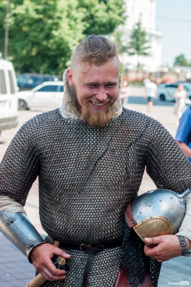 Середньовічні сукні, лицарські обладунки і давні забави: «Князівський бенкет» у Луцьку. ФОТО