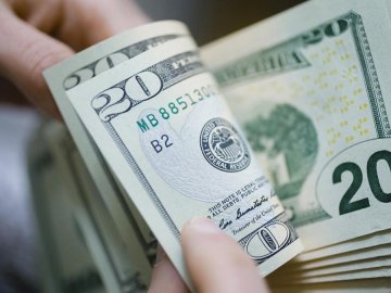 Долар стрімко падає в ціні: курс валют у Луцьку на 12 грудня