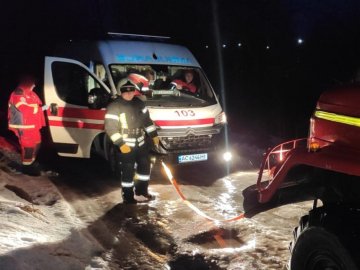 На Волині звільнили з льодового полону швидку, яка везла людину до лікарні