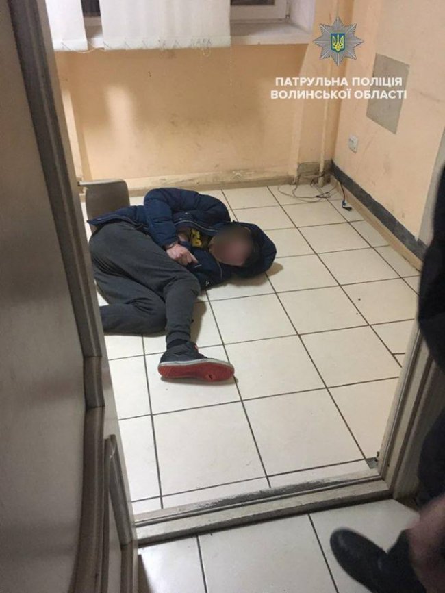 У Ковелі скрутили чоловіка, який побив патрульних. ФОТО. ВІДЕО