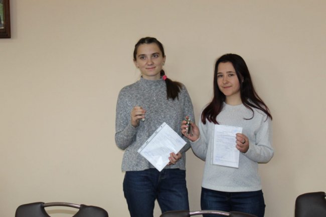 На Волині двом дівчатам-сиротам вручили ключі від квартир. ФОТО