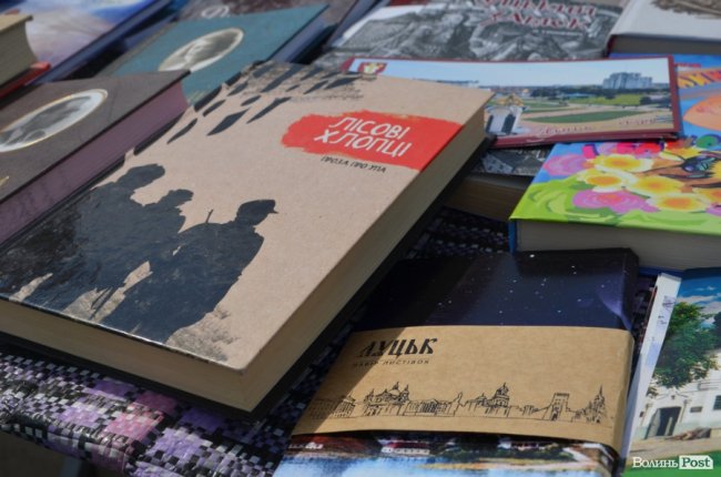 Від і до: які і за скільки сувеніри везуть з «Бандерштату». ФОТО